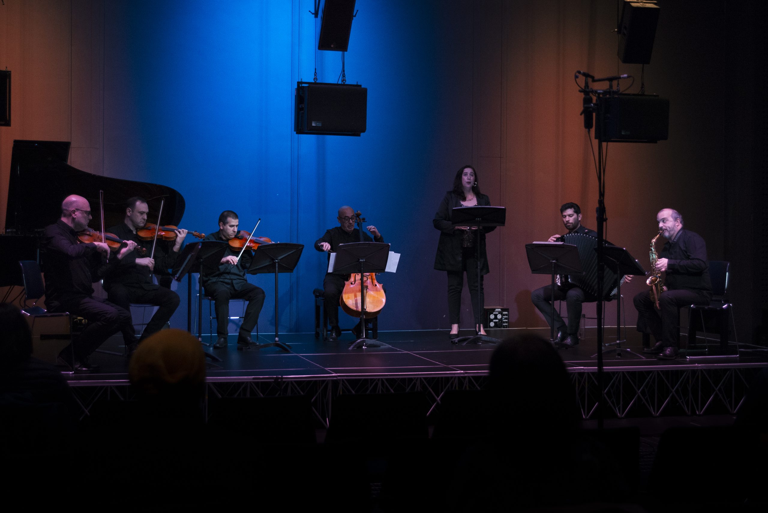 Síntese – Grupo de Música Contemporânea performing on stage