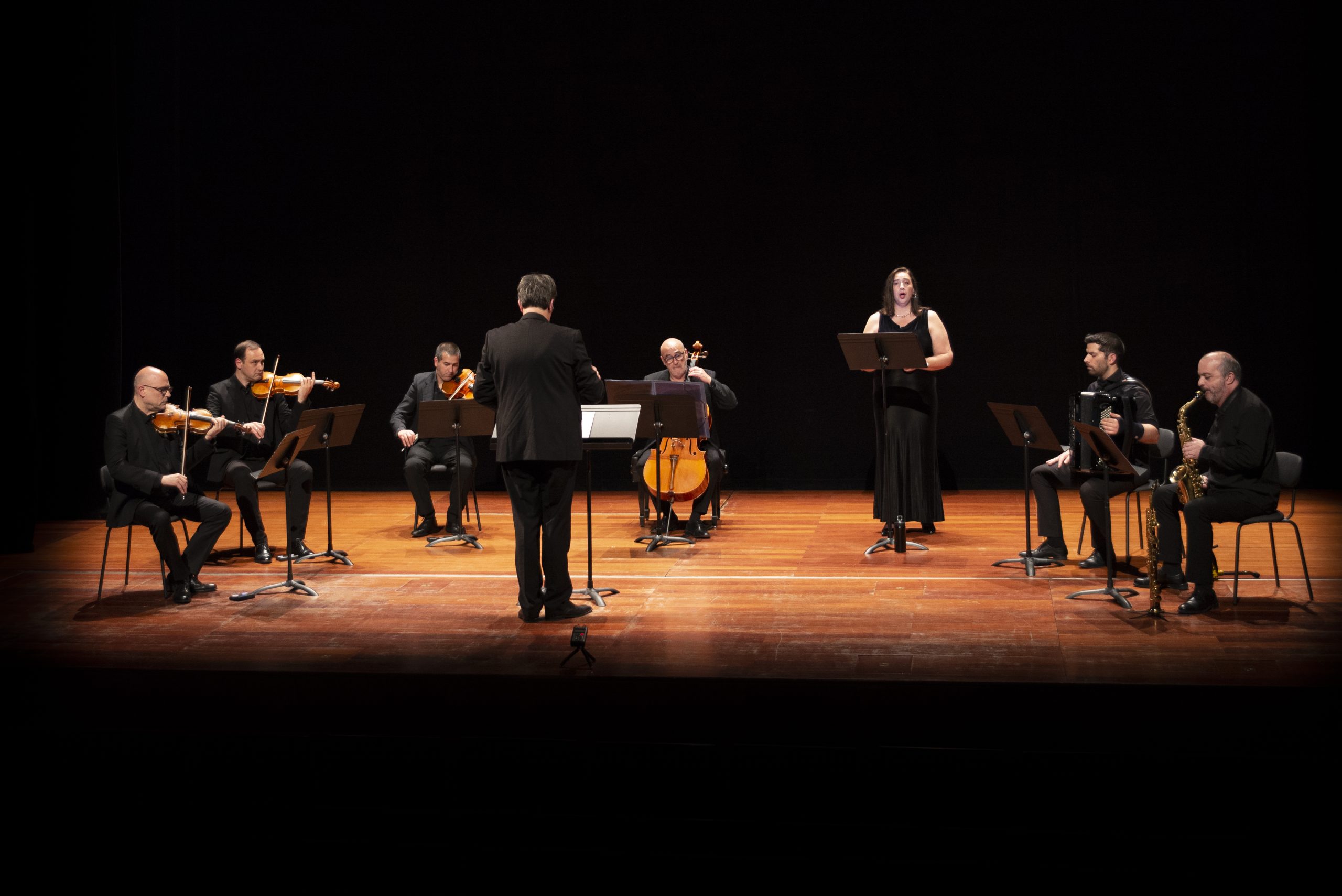 Síntese – Grupo de Música Contemporânea performing on stage